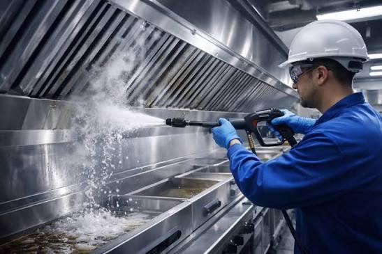 Técnico de PN Style dando mantenimiento a un comedor industrial